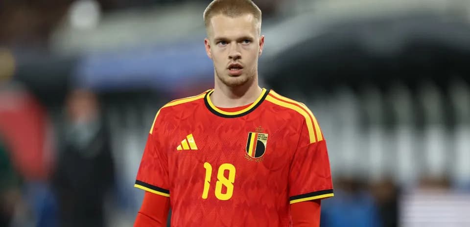 Jugador belga con camiseta roja en el campo