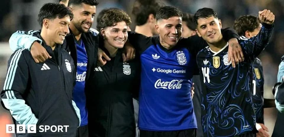Jugadores de Argentina posando juntos tras el partido