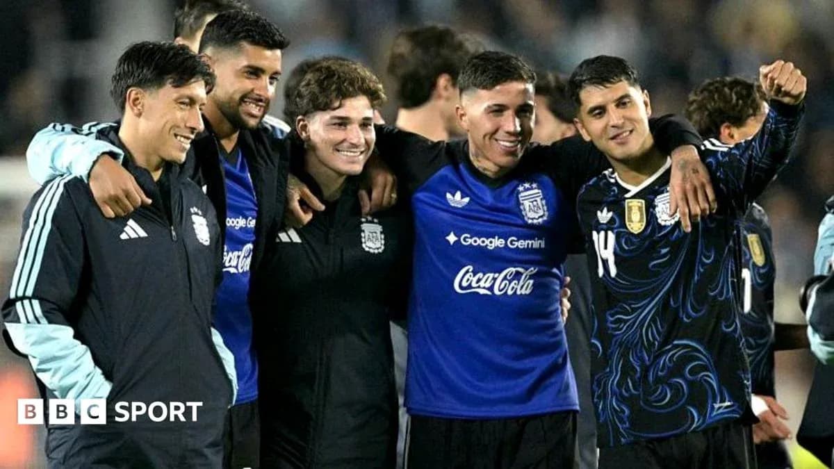 Jugadores de Argentina posando juntos tras el partido