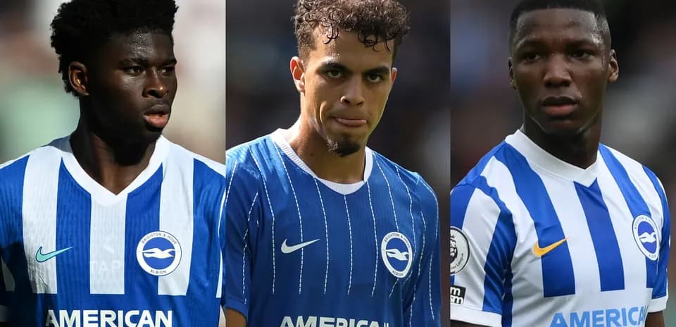 Tres jugadores de Brighton en uniforme durante el partido