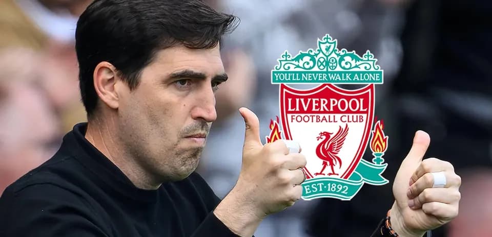 Entrenador de Liverpool haciendo un gesto de aprobación