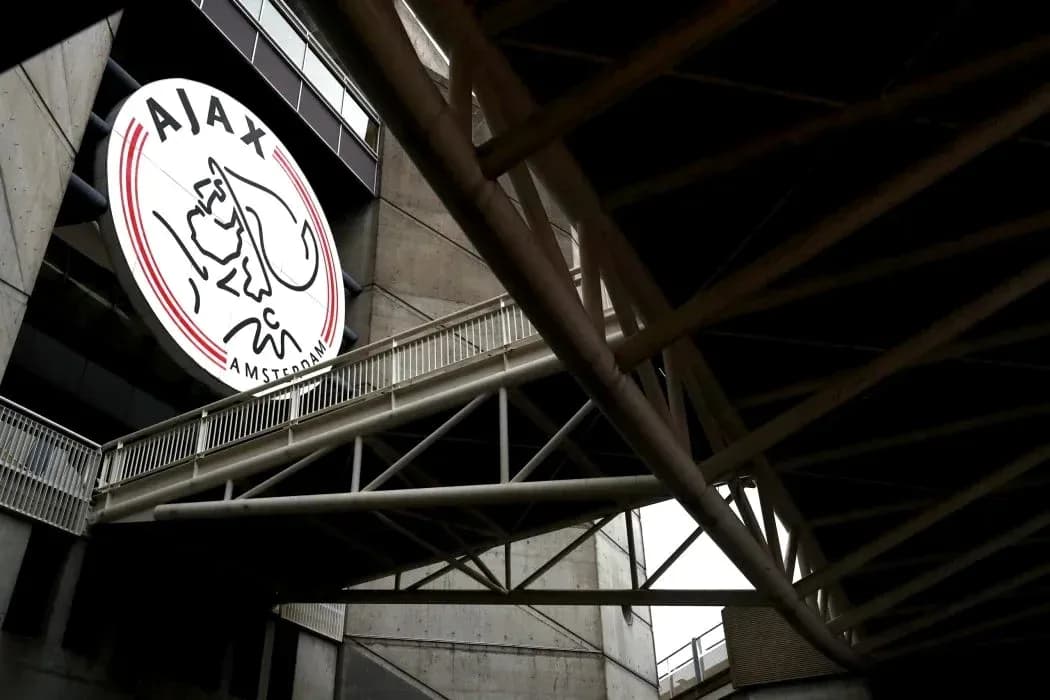 Logotipo de Ajax en el estadio de Ámsterdam
