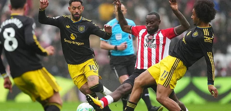 Jugadores luchando por el balón en el partido