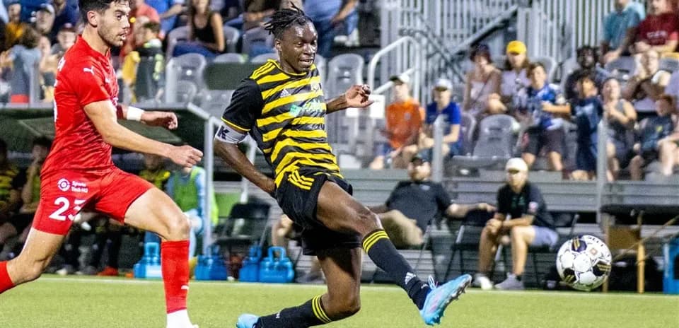 Jugador del Pittsburgh Riverhounds disparando el balón