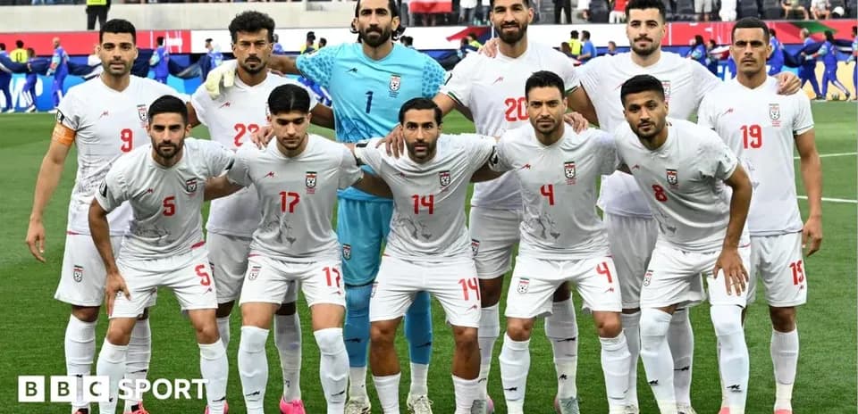 Equipo de fútbol de Irán posando antes del partido