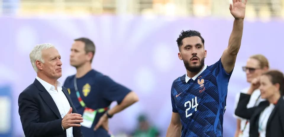 Jugador saludando tras ser sustituido en el partido