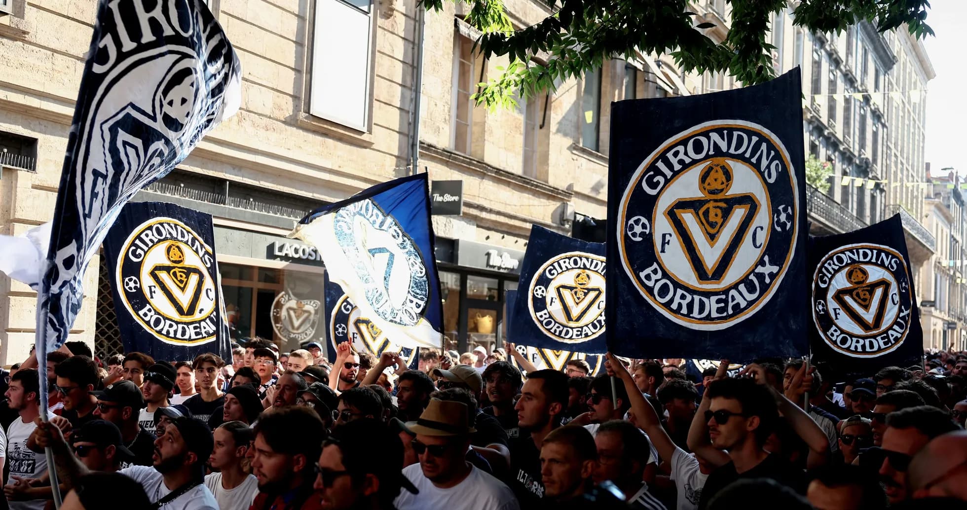 Aficionados de los Girondins de Bordeaux con banderas