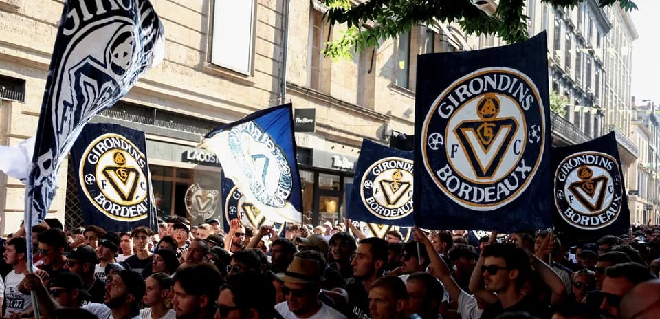 Aficionados de los Girondins de Bordeaux con banderas