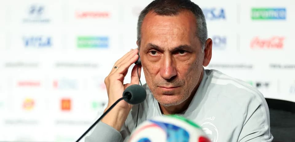 Entrenador en conferencia de prensa con auriculares