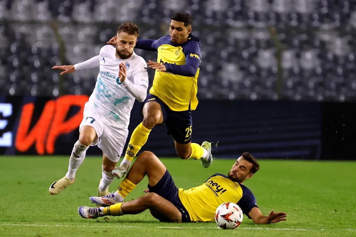 Jugadores luchando por el balón en el partido
