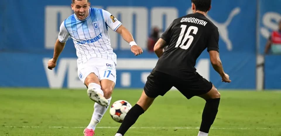 Jugador en acción durante el partido de fútbol