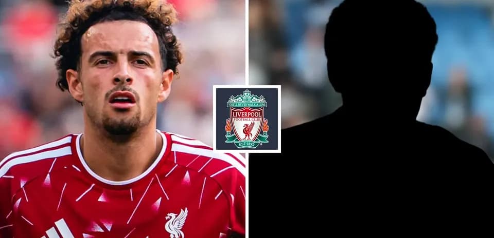 Jugador de Liverpool en camiseta roja durante partido