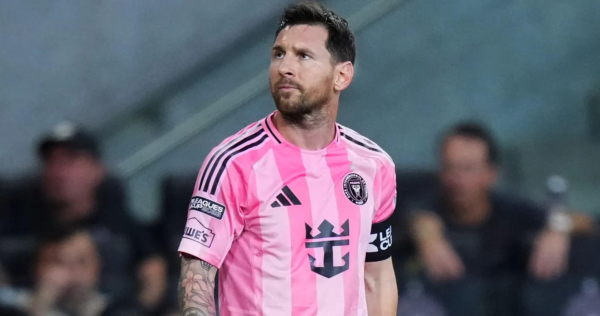 Jugador de Inter Miami en camiseta rosa en el campo