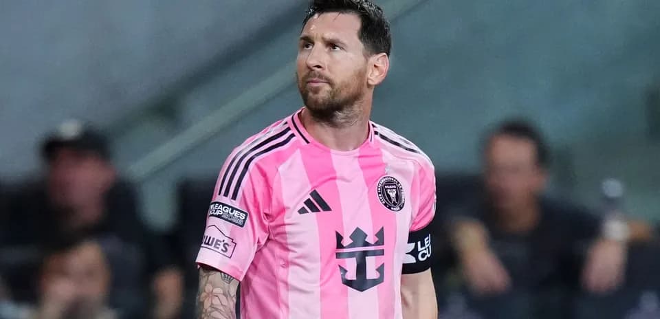 Jugador de Inter Miami en camiseta rosa en el campo