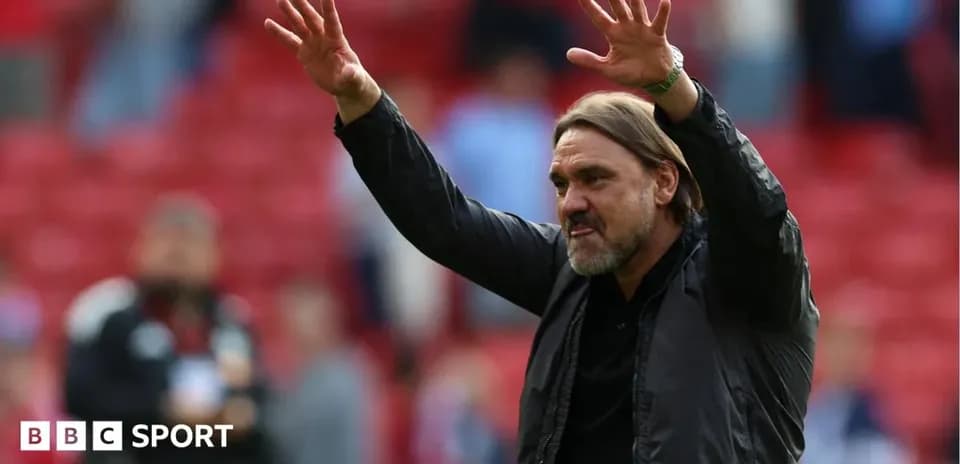 Entrenador saludando a la afición en el estadio