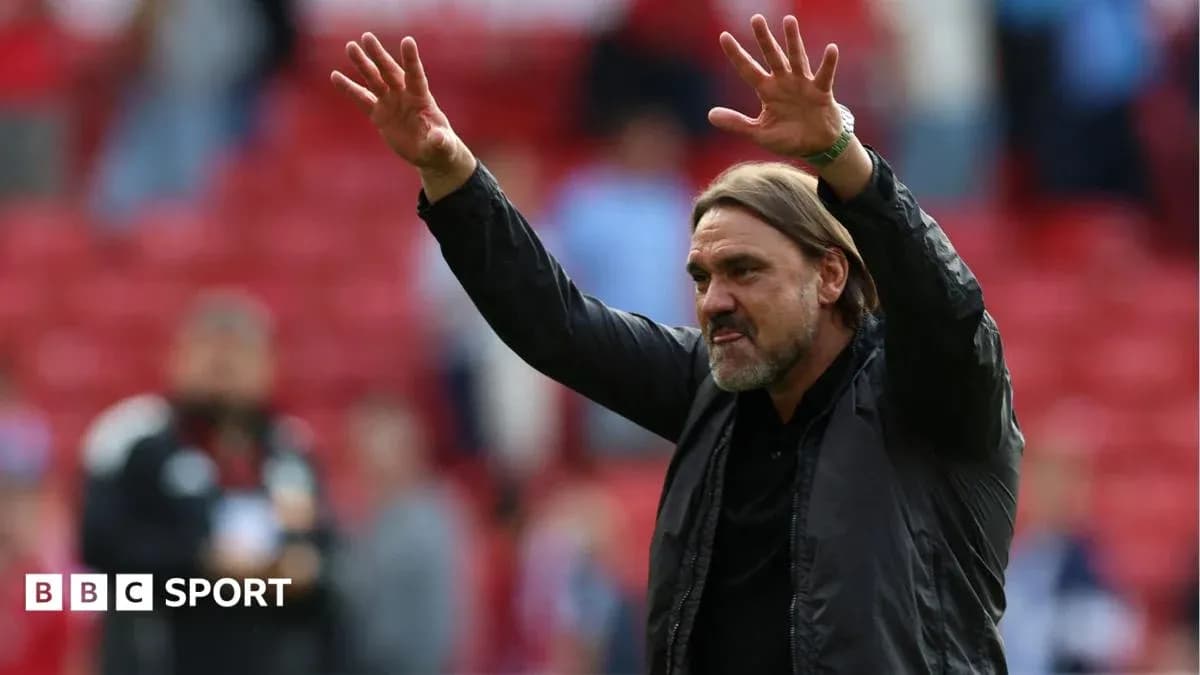 Entrenador saludando a la afición en el estadio