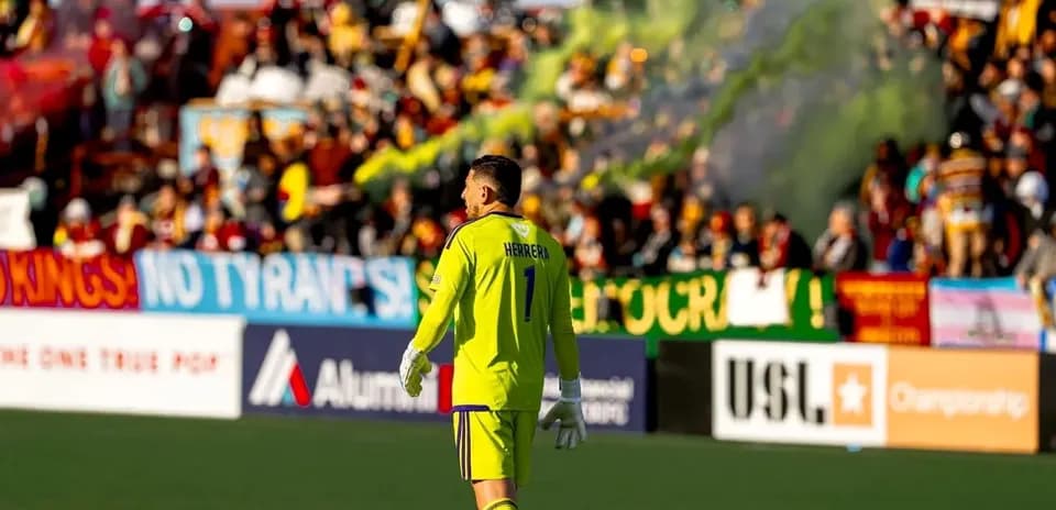 Portero en acción durante el partido