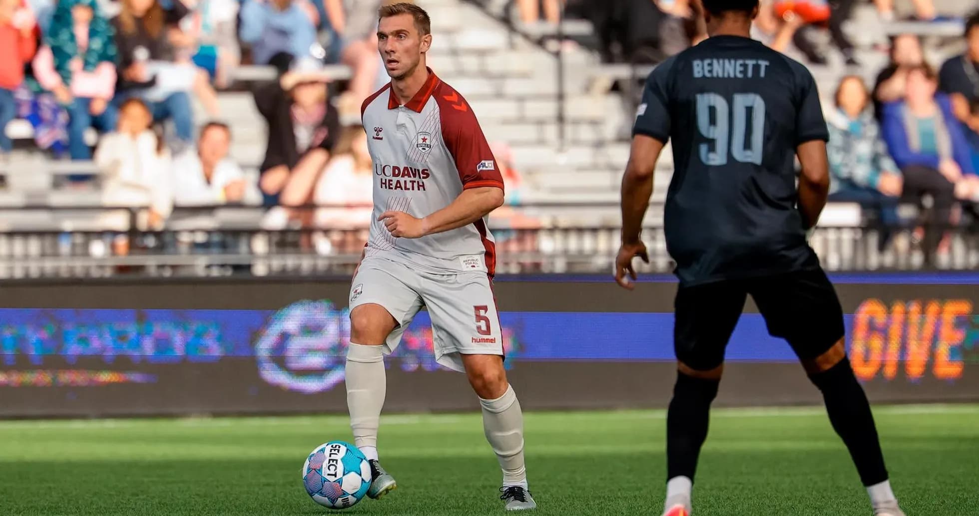 Jugador de Colorado Springs con el balón en el campo