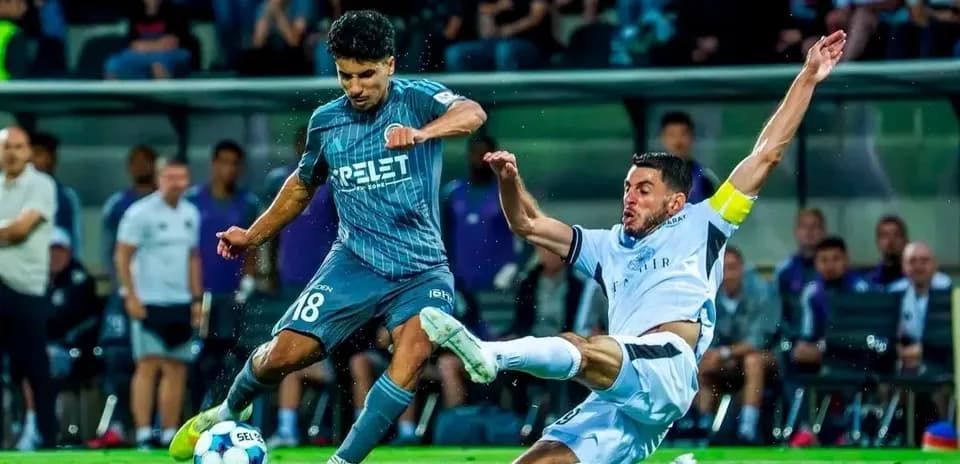 Jugador cae tras un tackle durante el partido
