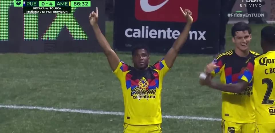 Jugadores de América celebrando un gol