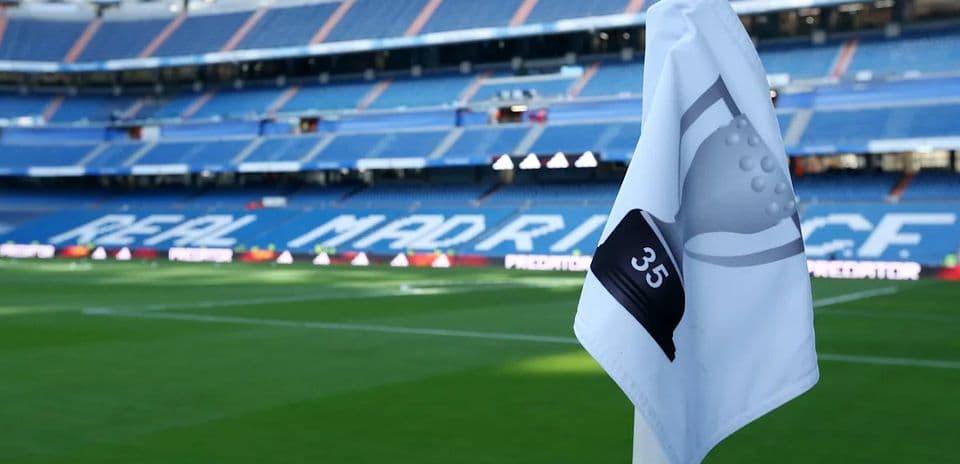 Esquina de campo con bandera en estadio del Real Madrid