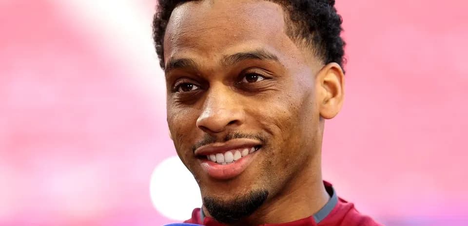 Jugador sonriendo durante una entrevista en el estadio