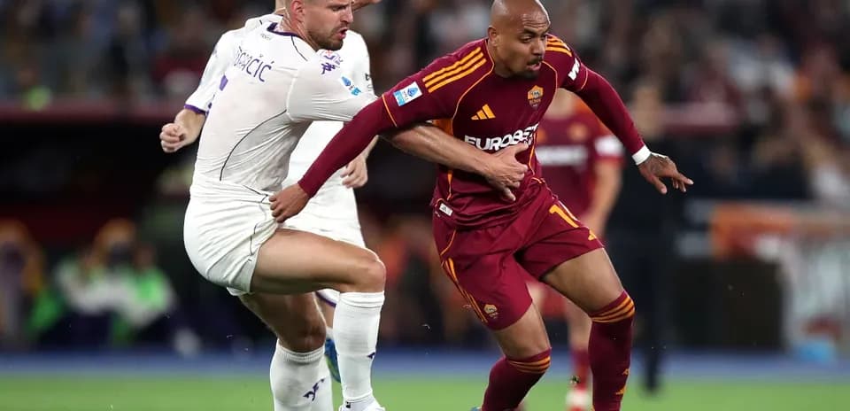 Dos jugadores compitiendo por el balón en el partido