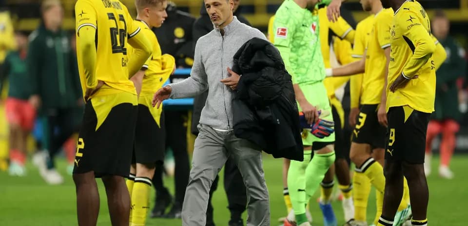 Entrenador de Borussia Dortmund dirigiéndose a jugadores