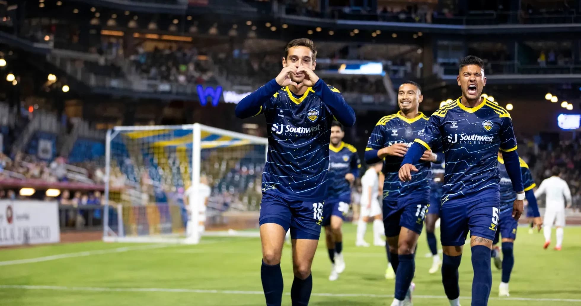 Jugadores de El Paso celebrando un gol