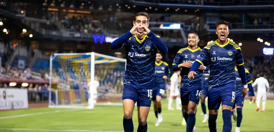 Jugadores de El Paso celebrando un gol