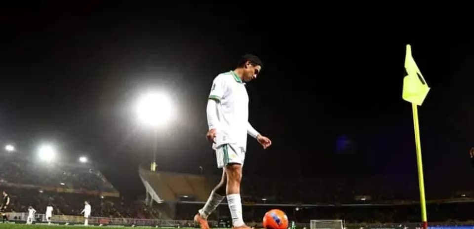Jugador preparando un tiro de esquina en el estadio