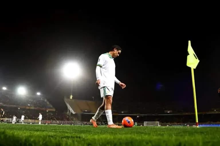 Jugador preparando un tiro de esquina en el estadio