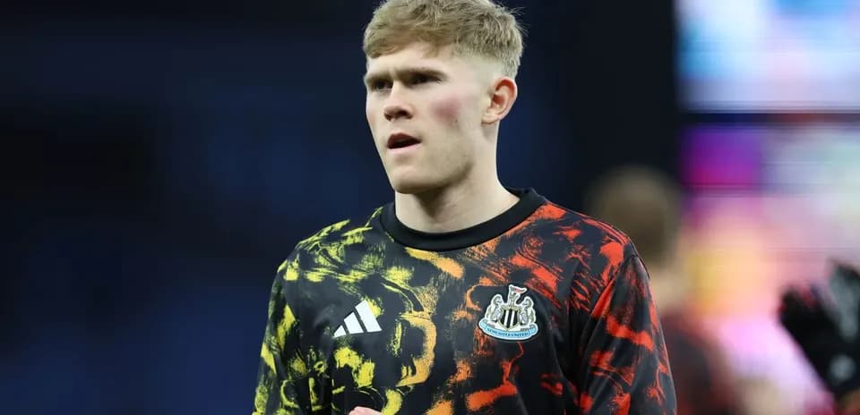 Portero de Newcastle United en calentamiento antes del partido