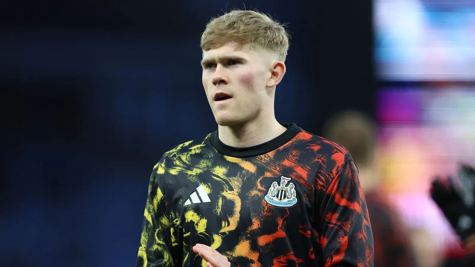 Portero de Newcastle United en calentamiento antes del partido