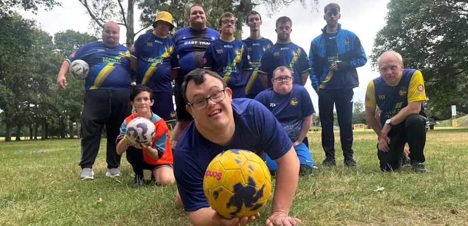 Grupo de jugadores de fútbol en un parque