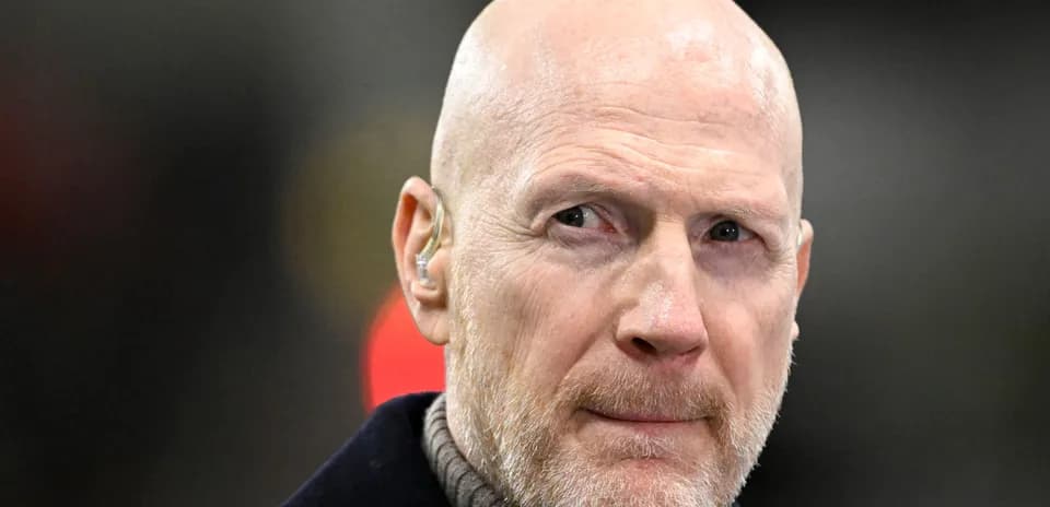 Hombre con auricular en un entorno deportivo