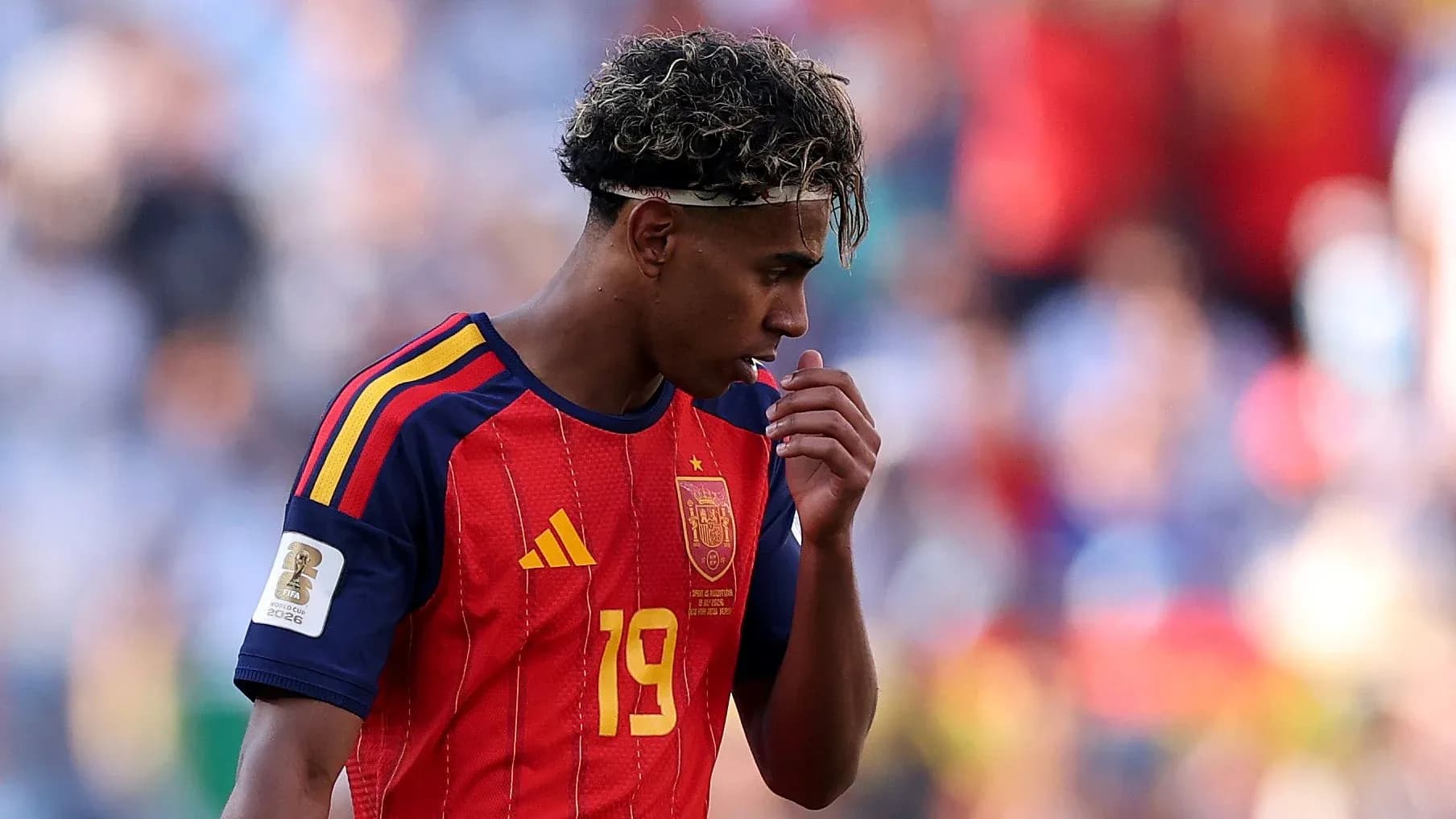 Jugador de España con camiseta roja durante partido