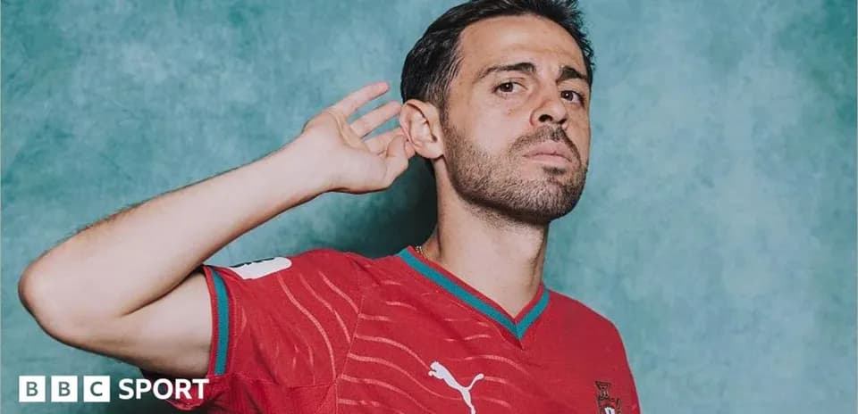 Jugador de Portugal posando con camiseta roja
