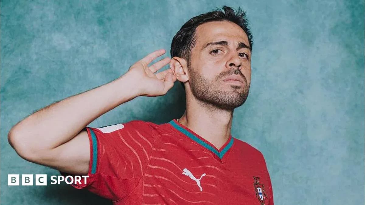 Jugador de Portugal posando con camiseta roja