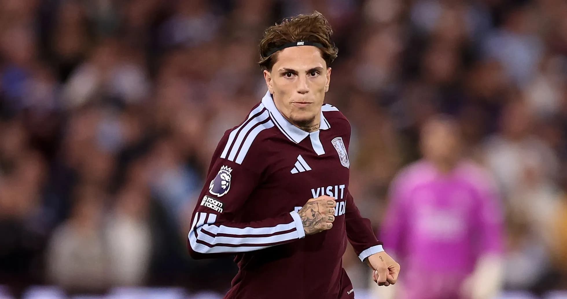 Jugador corriendo en partido de fútbol