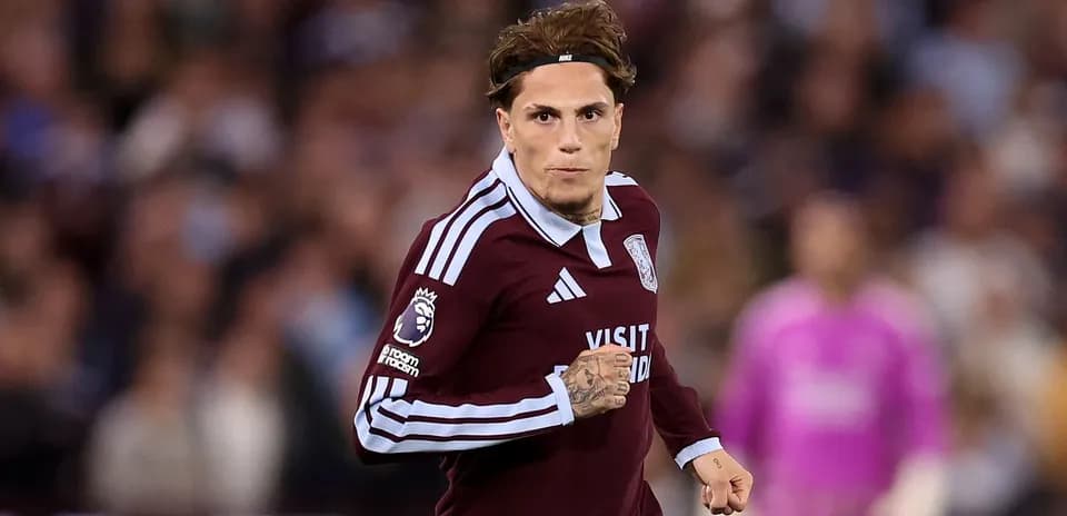 Jugador corriendo en partido de fútbol