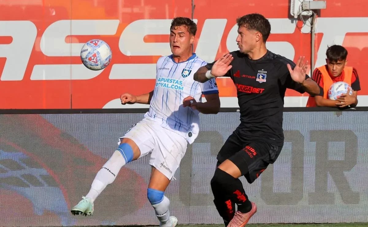 Jugador de Huachipato desafiando a Colo Colo