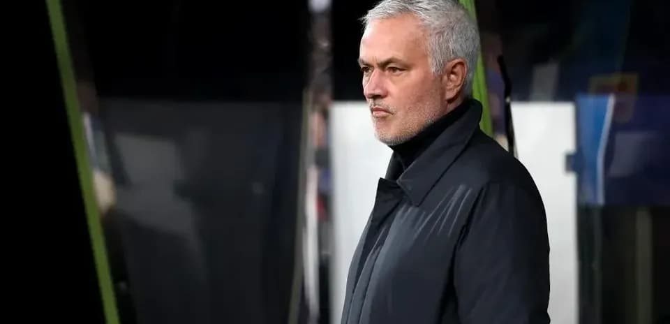 Entrenador observando el partido desde la línea de banda