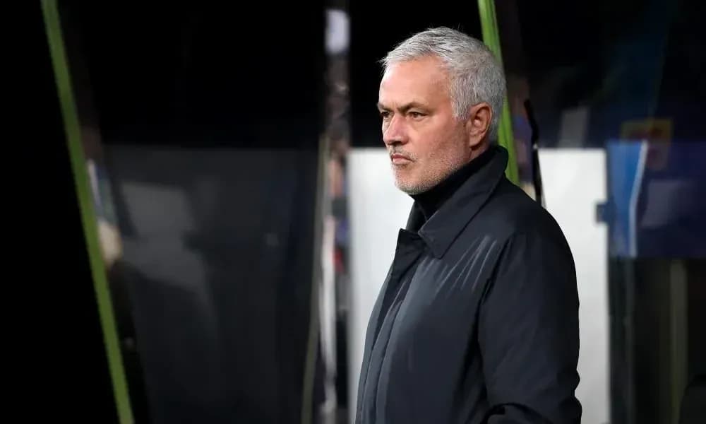 Entrenador observando el partido desde la línea de banda