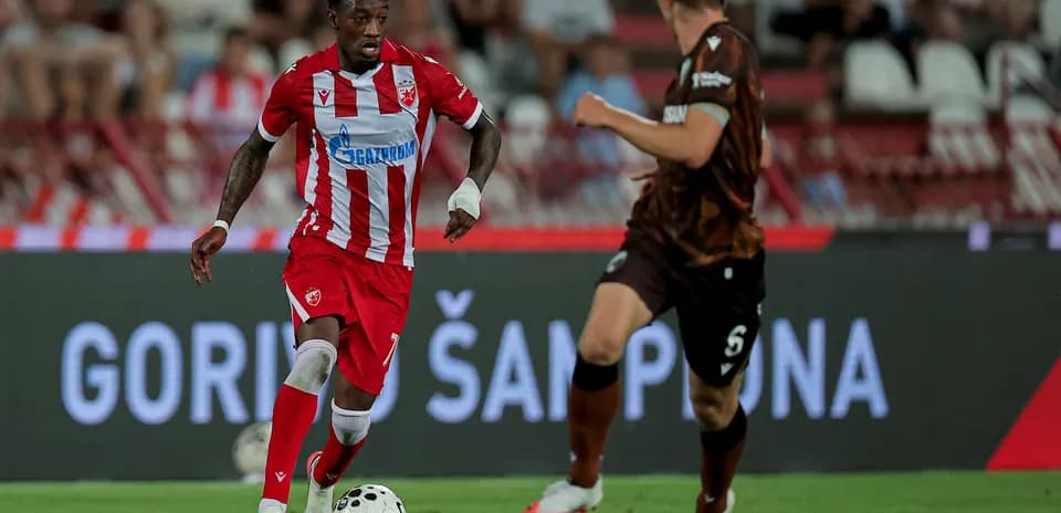 Jugador de FK Crvena Zvezda driblando en el campo