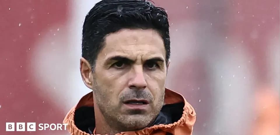 Entrenador en sesión de entrenamiento bajo la lluvia
