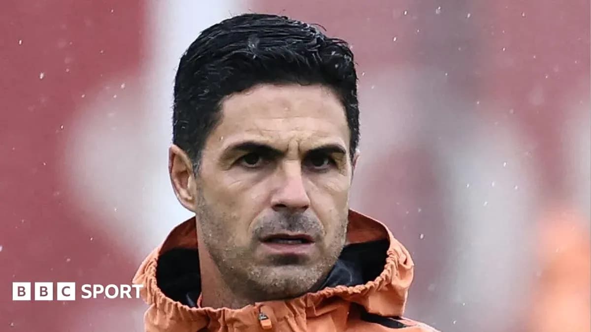 Entrenador en sesión de entrenamiento bajo la lluvia
