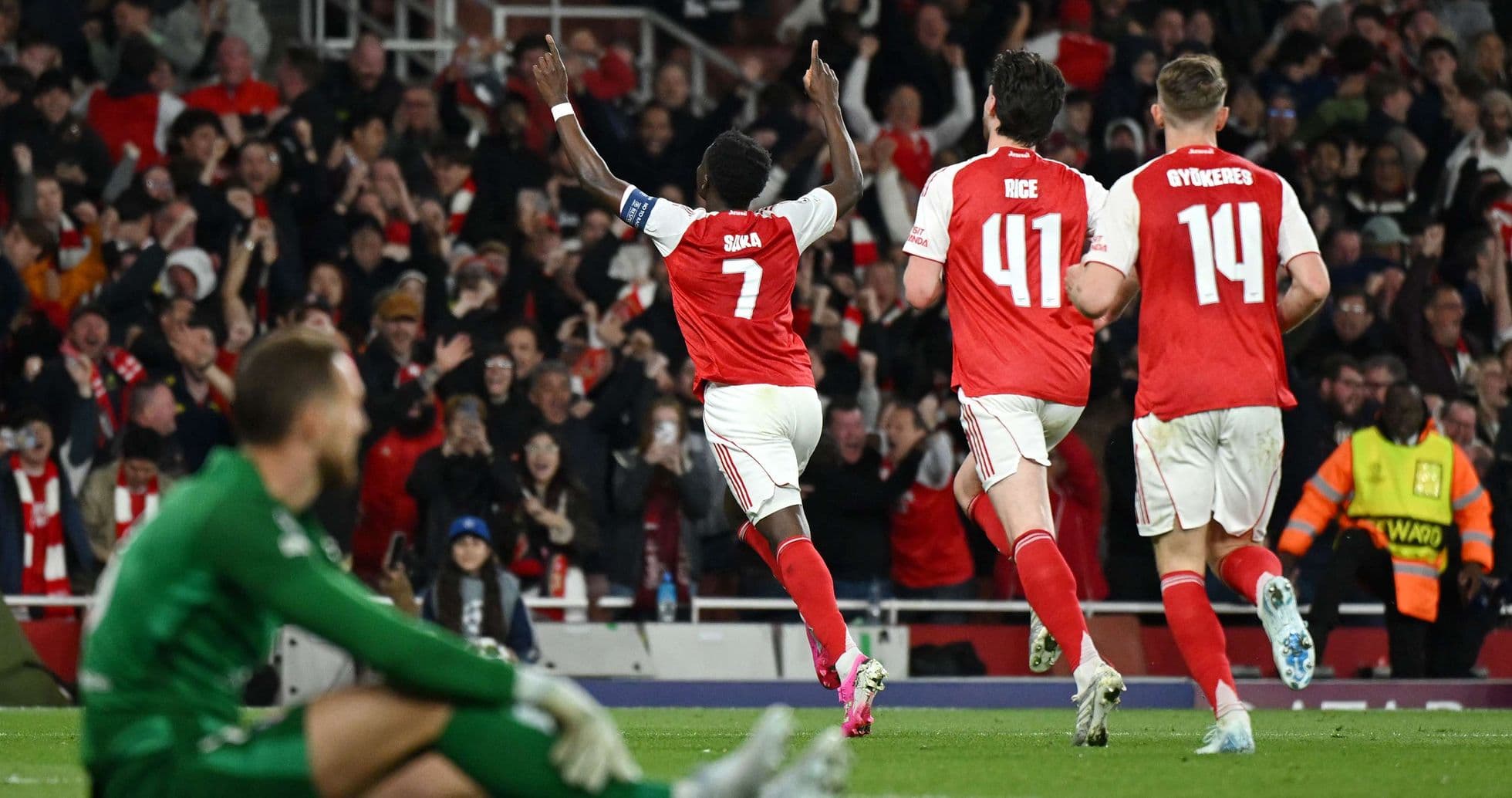 Saka celebra el gol en el partido