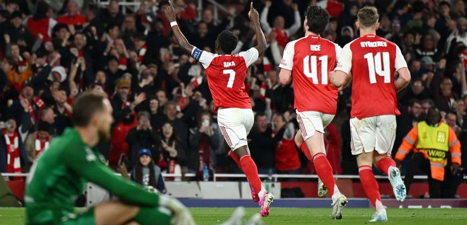 Saka celebra el gol en el partido