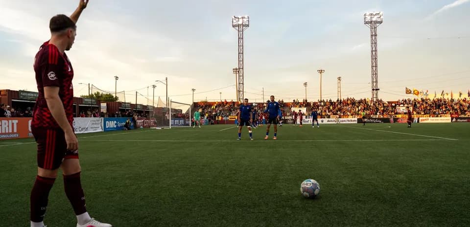 Jugador señalando durante el partido de fútbol